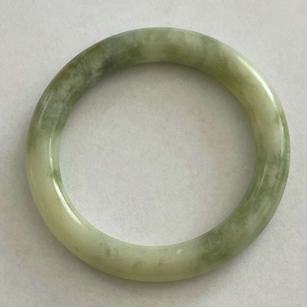 Green treated jade carved bangle bracelet - Picture 1 of 7
